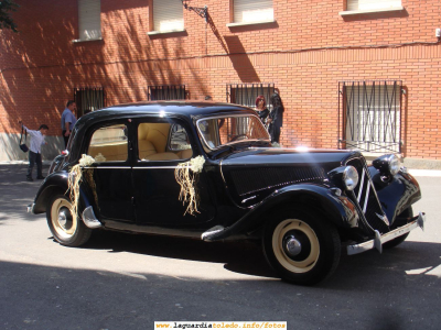 15 de Septiembre de 2007. Coche de época en el Pretil de la Iglesia esperando a los recién casados.
Estos son los recién casados:
[url=http://www.laguardiatoledo.info/fotos/displayimage.php?pos=-2603][color=navy][i][b]Recién casados[/b][/i][/color][/url].[/b]
