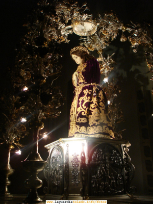 16-09-07.El Santo Niño en la Iglesia antes de la novena
Como es tradicional todos los años, del 14 al 22 de Septiembre se celebra el Novenario del Santo Niño.
[b]Este año, Proyecto Tupi  ha creado un salvapantallas para ordenador con imágenes del Santo Niño de la web y como fondo musical el himno del Santo Niño. Os lo podéis bajar de este enlace:[/b]
[url=http://www.laguardiatoledo.info/descargas/salvapantallas-1.scr][color=red][i][b]Descarga de salvapantallas del Santo Niño[/b][/i][/color][/url].[/b].
[b]Paciencia, porque tarda un poco, ocupa 6 MB. Si os lo descargáis y os gusta votar esta foto. Así tendremos constancia de la aceptación de esta iniciativa y si merece la pena repetirla en el futuro.
La forma de instalar el salvapantallas en el ordenador es la siguiente:[/b]
Dar click en el enlace y copiarlo en disco duro. Una vez en este, seleccionamos en el administrador de archivos el fichero [b]salvapantallas-1.scr[/b] y le damos al botón derecho: Tenemos 3 opciones:
Probar: para ejecutarlo in situ a ver si nos gusta.
Configurar: para determinar opciones de configuración como por ejemplo el tiempo entre fotos o si las fotos van secuenciales o aleatorias.
Instalar: para instalarlo en el ordenador.
Una vez instalado, si nos vamos a Escritorio, Botón Derecho, Propiedades, Protector de Pantalla, veremos que tenemos instalado el salvapantallas-1, y tenemos las pestañas de configuración y de vista previa para testearlo.
[b]Esperamos que os guste y que el esfuerzo realizado haya valido la pena. Si no os gusta siempre podéis poner el salvapantallas anterior que tuviéseis. Vota la foto[b]
Puedes ver esta noticia en el Tupidiario
[url=http://laguardiatoledo.info/tupidiario/2007/09/15/proyecto-tupi-desarrolla-el-primer-salvapantallas-para-ordenador-del-santo-nino/][color=red][i][b]Descarga de salvapantallas del Santo Niño en el Tupidiario[/b][/i][/color][/url].[/b].


