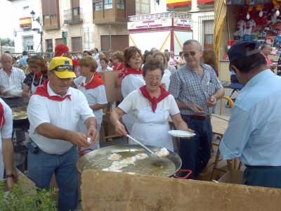 23 de Septiembre de 2007. Almuerzo de huevos fritos organizado por la Peña Los Timbales. En plena fritura
La Peña los Timbales todos los años hace alguna actividad nueva en las fiestas para el disfrute de todos los guardiolos. Este año nos han sorpendido con este almuerzo de huevos fritos. Muchas gracias por lo que os volcáis todos los años en las fiestas
