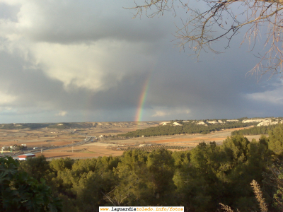 Día de Nochebuena 2007 en el Cerro. El Arco Iris
Aunque la foto no tiene la calidad óptima porque la instantánea me pilló sólo con la cámara de fotos del móvil la pongo por su interés.
De vez en cuanto la Naturaleza nos regala estampas preciosas como ésta. El refrán que nos enseñaron de pequeños "Cuando llueve y hace sol sale el Arco del Señor" trabaja estos días para ofrecernos fotos como ésta. A mi hija Cristina le sorprendió mucho esta imágen, porque era la primera vez que veía este fenómeno meteorológico. 
[b]El Arco Iris protege en el día del nacimiento de Nuestro Señor Jesucristo a la Ermita de nuestro patrón el Santo Niño. ¿Será una casualidad o no?. A ver si es que al final nuestro pueblo va a ser no sólo [url=http://www.laguardiatoledo.info/fotos/displayimage.php?pos=-266][color=navy][i][b]La Jerusalem de la Mancha[/b][/i][/color][/url][/b] sino también la Belén de la Mancha[/b]
[url=http://es.wikipedia.org/wiki/Arco_iris][color=navy][i][b]Explicación científica del Arco Iris en la wikipedia[/b][/i][/color][/url].[/b]




