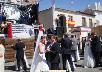 26 de Septiembre de 2007. Las Damas y la Reina bailando el baile del vermout
A la derecha de la imágen se encuentra un colaborador de la web, Jose Vicente Campaya, (que nos ha cedido su extensa colección de videos a la web), el cual ha tenido el orgullo este año de tener a una hija suya como Dama de Honor
