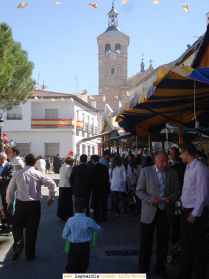 26 de Septiembre de 2007. Los más castizos en la plaza
Siempre se ha dicho que a partir del 26 de septiembre sólo quedan en las fiestas los más castizos. Esta foto es buena prueba de ello. (Dedicada a Pablo que aparece en primer plano)
