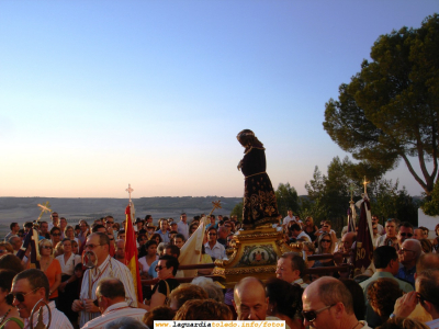 1 de Septiembre de 2007. Subida del Santo Niño a la Iglesia. El Santo Niño arropado por el fervor popular a la salida de la Ermita
