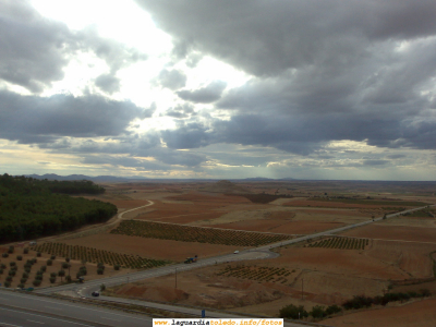 30 de Septiembre de 2007. 18:12. Los tractores volviendo de vendimiar de La Vega
La Vega es una de las zonas del pueblo en la que más viñas hay. Por eso, a esa hora de la tarde, muchos agricultores vuelven de vendimiar con sus remolques llenos. No es éste precisamente un buen año de coseña: el pedrisco ("la piedra" como decimos aquí) y las enfermedades en la uva han hecho que ésta vaya a ser una cosecha corta.
[b]¡A ver si este año alguna cuadrilla de vendimiadores nos hace un reportaje de fotos y/o videos para publicarlo en la web![/b]
