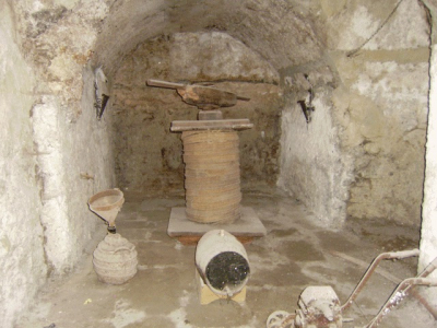 6 de Diciembre de 2009. 2ª Caravana Vespera Ontígola-La Guardia. Visita la cueva de la Casa de los Jaenes
Inauguramos la sección de La Guardia en internet con estas fotos encontradas en la web hechas por gente de Ontígola y Aranjuez que en diciembre pasado estuvieron de visita turística en La Guardia en una concentración de vespas. Parece que quedaron contentos con la visita
[b][url=http://josemariamartin.org/portal/index.php?option=com_content&task=view&id=55&Itemid=1#LA_VISITA_][color=blue]Fuente de la foto en internet[/color][/url][/b]

