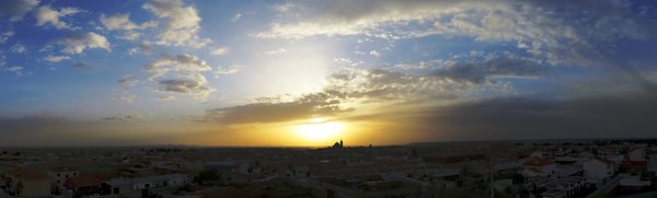 Panorámica de puesta de sol sobre la Iglesia desde lo alto del depósito de las Casitas
