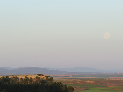 Puesta de la luna llena del martes santo cercana a San Antón Viejo
