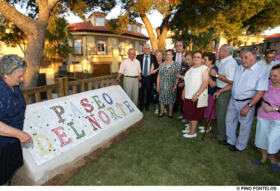 El presidente de Castilla-La Mancha, José María Barreda, posa junto al alcalde Luis Cabiedas y vecinos de la localidad durante la inauguración del parque "Paseo del Norte”. 1 de Septiembre de 2006
