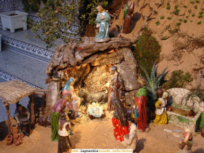 El camino que lleva a Belén.... pasa por la calle Lenceros
Aquí tenéis una muestra del buen trabajo de unos guardiolos que año tras año montan un Belén en su casa sencillamente espectacular. Os animo a visitarlo
[url=http://www.redajo.com/redajoblog/?p=239][color=navy][i][b]Madrid por la noche en vísperas de la Navidad en www.redajo.com[/b][/i][/color][/url].[/b]

FIESTAS, CELEBRACIONES Y TRADICIONES: Las Navidades
