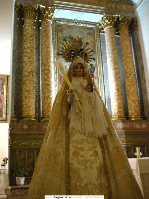 2 de Febrero de 2008. La Candelaria
Es tradición que el día de la Candelaria todos los niños nacidos el año anterior se ofrezcan a la Virgen. Este año, uno de esos niños ha sido mi hija María.
