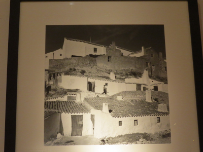 Fotografía de Catalá Roca en la exposición "Obras Maestras" del CBA de Madrid
Fotografía de Catalá Roca en la exposición "Obras Maestras" del CBA de Madrid que se asemeja enormemente a las cuevas de Palacio (está ubicada como si fuese de Ocaña)
