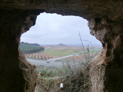 Vistas del cerro de la Atalaya desde una de las cuevas del Cerro
LOS ESCENARIOS DE LA VIDA: Los barrios. Las Cuevas
