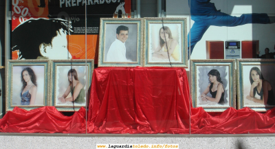 Tradicional foto de las Damas, Reina y Mantenedor de las próximas fiestas que por estas fechas se expone en CCM (La Antigua Caja Castilla la Mancha). 16 de Septiembre de 2007
[b]Aunque las condiciones de iluminación son muy malas, la publico simplemente porque es una muestra de una tradición guardiola.[/b] Es muy difícil hacer una foto a través de un cristal, por el día por el reflejo de la luz natural y por la noche por el reflejo de la luz artificial del foco que hay en la parte superior. La foto está hecha a más resolución (1600 puntos de resolución horizonal) que la normal que uso (1300) para que pueda apreciarse el detalle de los cuadros de cada uno de las personas. [b]Se ruega usar la opción de click sobre la foto a la resolución que se muestra actualmente para apreciar mejor los detalles, ya que ese click en la foto la expone a la resolución final. Esta es una opción que no se si conocéis pero es muy útil para apreciar las fotos más al detalle. Pulsando de nuevo click sobre la foto agrandada se vuelve a la resolución normal de visualización[/b]
Si quieres ver la foto expuesta en las fiestas del año pasado pincha aquí.
[url=http://www.laguardiatoledo.info/fotos/displayimage.php?pos=-1204][color=navy][i][b]Misma foto hace un año[/b][/i][/color][/url].[/b]
