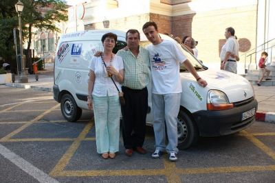 Foto de Enrique del Castillo y familia, el participante guardiolo en el Mongol Rally 2011
