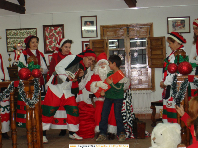 Navidad 2007. Entrega de regalos de Papá Noel a los niños guardiolos en la Casa de los Jaenes
[url=http://www.redajo.com/redajoblog/?p=241][color=navy][i][b]Curiosidades en video de la prenavidad madrileña en www.redajo.com[/b][/i][/color][/url].[/b]
