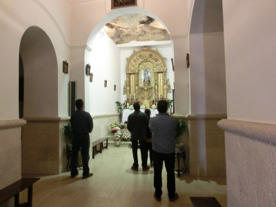 Fieles en la Ermita del Santo Niño el 28 de septiembre, al día siguiente de dejarlo en la Ermita
