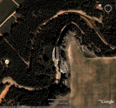 La Ermita del Santo Niño vista desde satélite a través de Google Earth
Como puede apreciarse por el borde blanco de la Plataforma, la foto de satélite está hecha antes de la obra de la Plataforma
