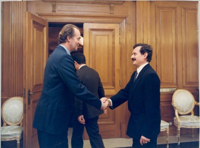 Gregorio Peláez Redajo, diputado guardiolo por el Congreso de los Diputados en la I Legislatura de la Democracia (1979-1982) saludando al Rey Juan Carlos I
