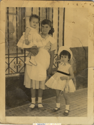 Familia Redajo con la niñera, años 60
