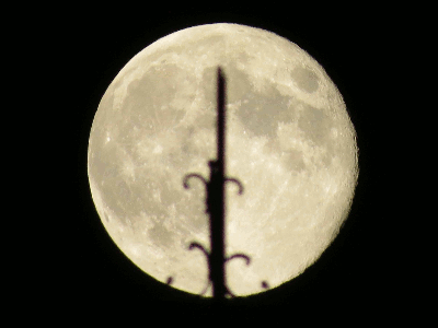 Los restos de la bandera de los quintos que puso Pablo Goma y la luna llena del 21 de agosto
