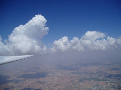 Foto hecha a unos 2 Kms de La Guardia por un avión de vuelo sin motor
Por la ubicación en google maps de esta foto en panoramio está hecha en el valle del Cedrón entre el cerro de las Maricas y los cerros del Santo Niño
[/b][url=http://www.panoramio.com/photo/4185099][color=navy][i][b]La foto en Panoramio[/b][/i][/color][/url].[/b]
[/b][url=http://www.panoramio.com/map/#lt=39.813283&ln=-3.46859&z=5&k=2&tab=2][color=navy][i][b]Otras fotos de La Guardia en Panoramio[/b][/i][/color][/url].[/b]
