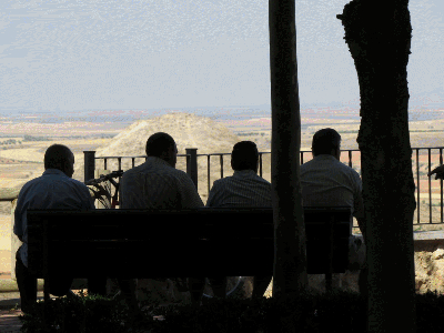 Gente tomando "el fresco" en el paseo del Norte en el mes de julio más caluroso de la historia

