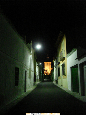 La iglesia en la confluencia de las calles Toro y Cercas del Norte por la noche.30 de Agosto de 2007. 01:00 am
Si quieres ver esta misma foto por el día pincha aquí
[url=http://www.laguardiatoledo.info/fotos/displayimage.php?pos=-1115][color=navy][i][b]Misma foto por el día[/b][/i][/color][/url].[/b]. Hay una diferencia sustancial en la foto de noche (verano de 2007) y la foto de día (verano de 2006). Adivina cuál es.
