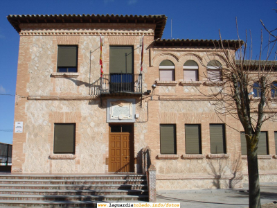 10 de Diciembre de 2006. Fachada del colegio de los mayores
En este edificio se cursan los últimos cursos de Primaria. Recordemos para los del plan de estudios antiguo que Primaria va desde los 6 a los 12 años. (No es como antes, que en las Escuelas del pueblo se estudiaba hasta los 14 años)

Queremos darle las gracias al director del Colegio D. Jose Manuel Marín que gustosamente nos ha abierto las instalaciones del Colegio para que Proyecto Tupi haga este reportaje. La verdad es que esta vuelta al cole nos ha retrotraído a nuestra infancia vinculada a este Colegio. Hace 26 años fué la última vez que pisé sus instalaciones y estoy orgulloso de haberme formado en mi infancia en este modesto colegio de pueblo. Un homenaje desde aquí a todos los profesores que en la actualidad y durante el transcurso de su historia (se inauguró en 1931) han formado a tantas generaciones de guardiolos. Sinceramente, os debemos mucho.... (Concretamente D. Jose Manuel, el Director, y su mujer Dª Juli me dieron clase de pequeño de lo que estoy muy orgulloso).
