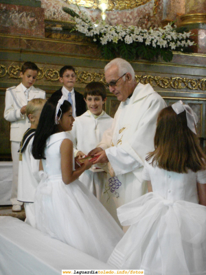 20 de Mayo de 2007. Las Comuniones en La Guardia
La entrega de la Biblia
