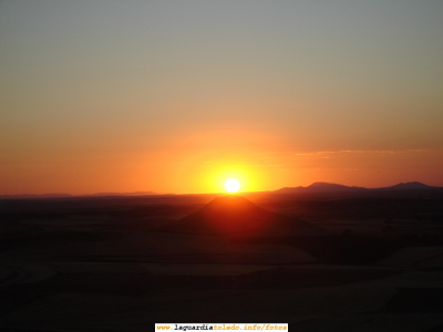 14 de Octubre de 2006. Puesta del sol detrás del cerro de la Atalaya (1/3). 19:32
Busco el punto del cerro en el que el sol pilla alineado con el cerro de la Atalaya. Aquí el sol comienza a ponerse. Esta para mí es la foto más espectacular de la secuencia, porque el propio sol no provoca ningún reflejo adicional en la foto
