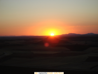 14 de Octubre de 2006. Puesta del sol detrás del cerro de la Atalaya (2/3). 19:34
Busco el punto del cerro en el que el sol pilla alineado con el cerro de la Atalaya. Aquí el sol está a medio ponerse. Aquí el sol ya sí genera un reflejo adicional en la foto, por lo que no es tan buena como la anterior.
