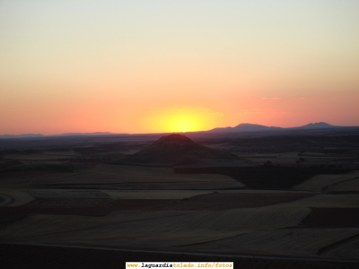 14 de Octubre de 2006. Puesta del sol detrás del cerro de la Atalaya (3/3). 19:36
Busco el punto del cerro en el que el sol pilla alineado con el cerro de la Atalaya. Aquí el sol acaba de ponerse
