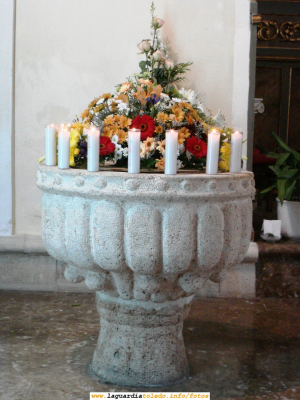 20 de Mayo de 2007. Las Comuniones en La Guardia
La Pila Bautismal con las velas que han puesto los niños sobre ésta
