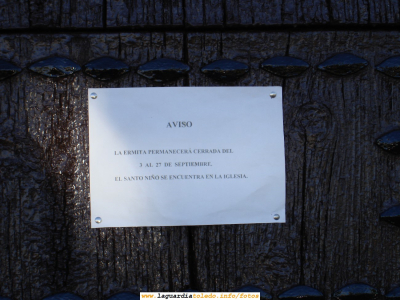 16 de Septiembre de 2006. Cartel anunciando en la Ermita del Santo Niño que éste no se encuentra allí sino en la Iglesia
Me acerco a los cerros del Santo Niño para hacer un reportaje fotográfico. Me encuentro este cartel que me resulta curioso, porque no lo había visto antes (quizas porque nunca antes había estado en esas fechas en la Ermita).

