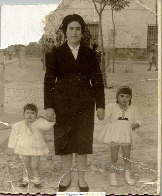 Milagros Santiago Valero e hijas en el pretil de la Iglesia. Alrededor de 1960.
Observense los tradicionales "postes" al fondo, que han visto el paso de las distintas generaciones guardiolas.
