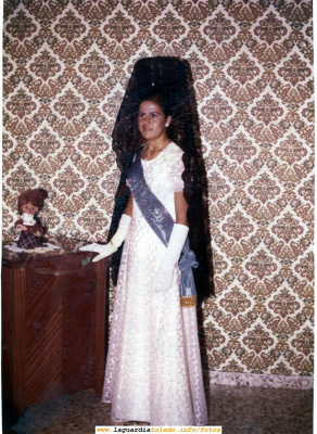 Fiestas de 1974. Milagros Redajo posando con el traje de Dama
Llama la atención el papel pintado típico de la época
