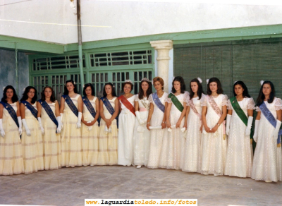 Fiestas de 1975. La tradicional foto de las Damas y Reina del año presente y las del anterior (1974)
