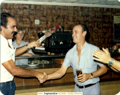 Campeonato de Mus "Mesón Tullerías". 1980. Entrega de premios. En la foto, Rafael Martínez Potenciano, funcionario hoy ya jubilado del Ayuntamiento y Luis Cabiedas Guzmán, actual alcalde de la localidad
