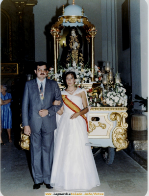 Fiestas de 1985. La Reina (Eva Cabello) y el Mantenedor (Emilio Orgaz) en la tradicial foto con la carroza del Santo Niño
