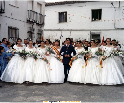 Fiestas de 1998. Foto de las Damas , Reina y Mantenedor
