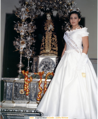 Fiestas de 1998. La dama Lourdes Orgaz posa con la carroza del Santo Niño
