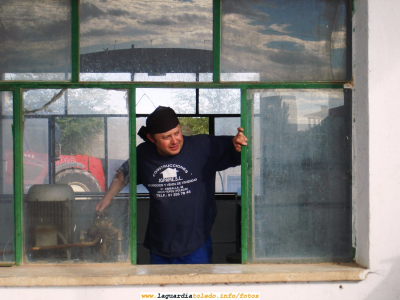 1 de Octubre de 2006. Santiago Montesinos ("Chondal" para los amigos) descargando los remolques de uva. Cooperativa San Juan Bautista
