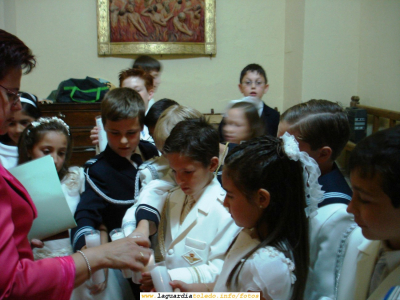 20 de Mayo de 2007. Las Comuniones en La Guardia
Encendiendo las velas en el Baptisterio



