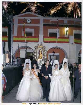 Fiestas de 2004. Damas y Reina en la procesión del día 25
