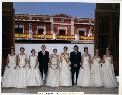Fiestas de 2004. Damas, Reina y Mantenedor de los años 2004 y 2003 antes de la coronación
