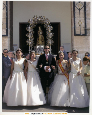 Fiestas de 2004. Damas y Reina a la salida de la Iglesia
