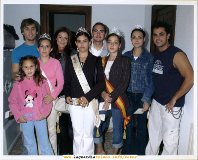 Damas, Reina y Mantenedor de 2004 fotografiados con los exconcursantes de O.T. que forman el grupo "Fórmula Abierta " Miguel Angel Silva, Geno y Javián.
Esta foto se realizó en la Actuación que Fórmula Abierta hizo en las fiestas de 2004

