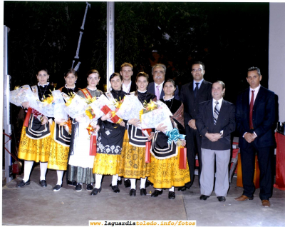 Fiestas de Castilla la Mancha 2006. Foto de la Reina, damas y mantenedor de 2005 con autoridades guardiolas
En la foto, el alcalde Luis Cabiedas Guzmán, el teniente alcalde Francisco Santiago Santiago y el presidente de la Asociación Cultural Juan José Fernández Nuño.
