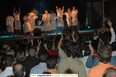 Fiestas de 2005. Actuación del grupo "Los Inhumanos"
