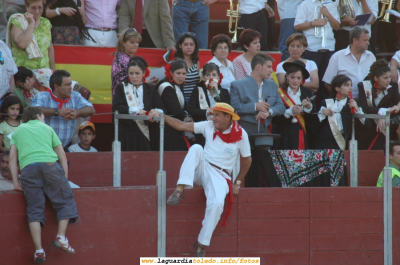 Fiestas de 2005. Instantánea de las Damas y Reina en la tradicional suelta de vaquilla el 24 de Septiembre
